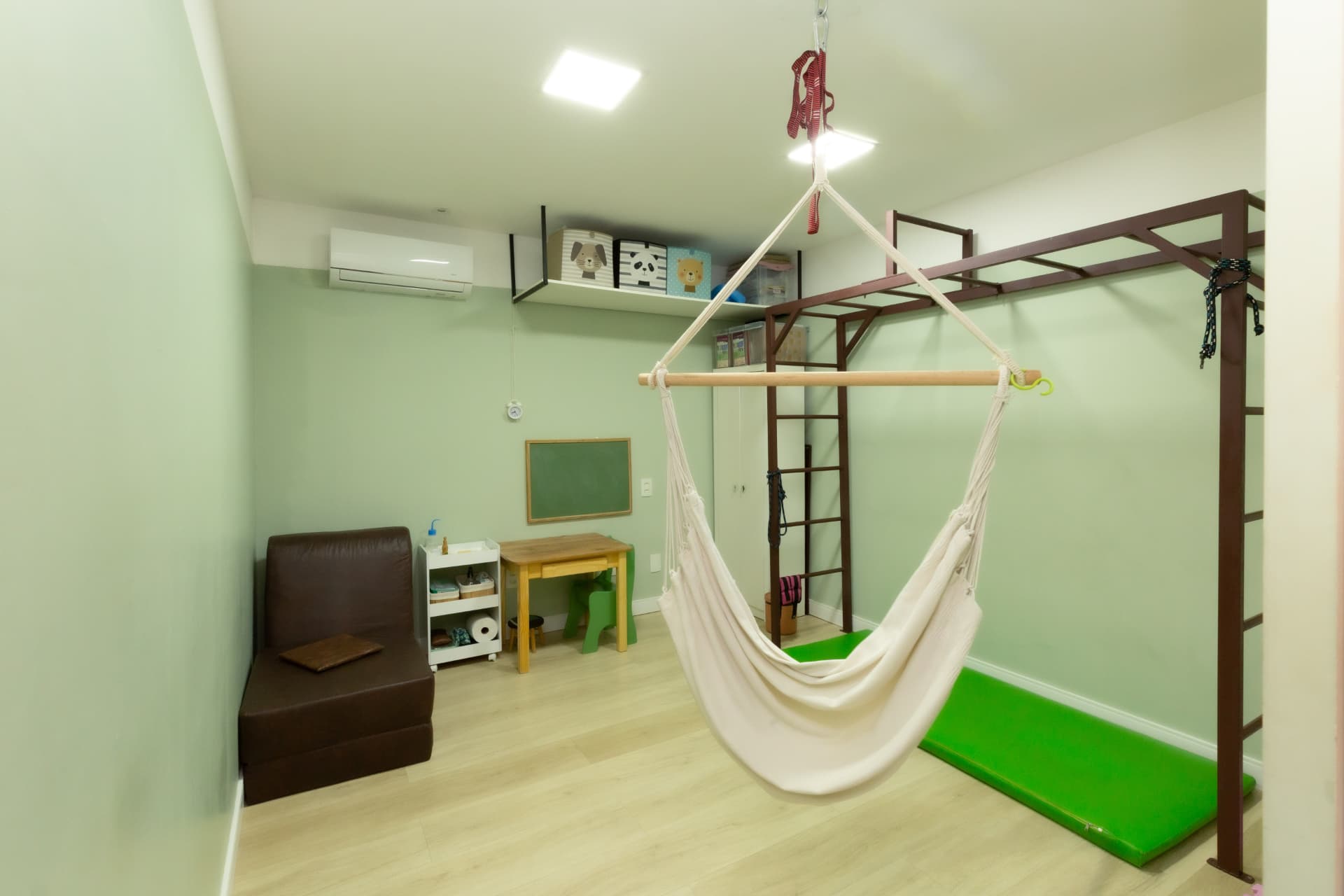 Sala de estimulação com rede suspensa e espaldar