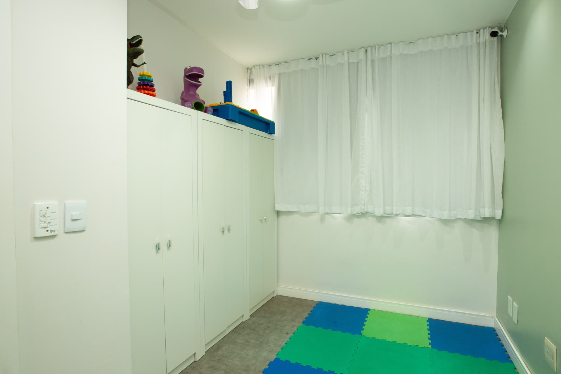 Sala de atendimento com armários e tapete emborrachado